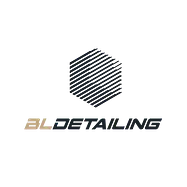 Logotip naziva 'Demode kuća za odmor', stiliziran s drvetom iz kojeg izrasta riječi, a slika osobe koja ribari